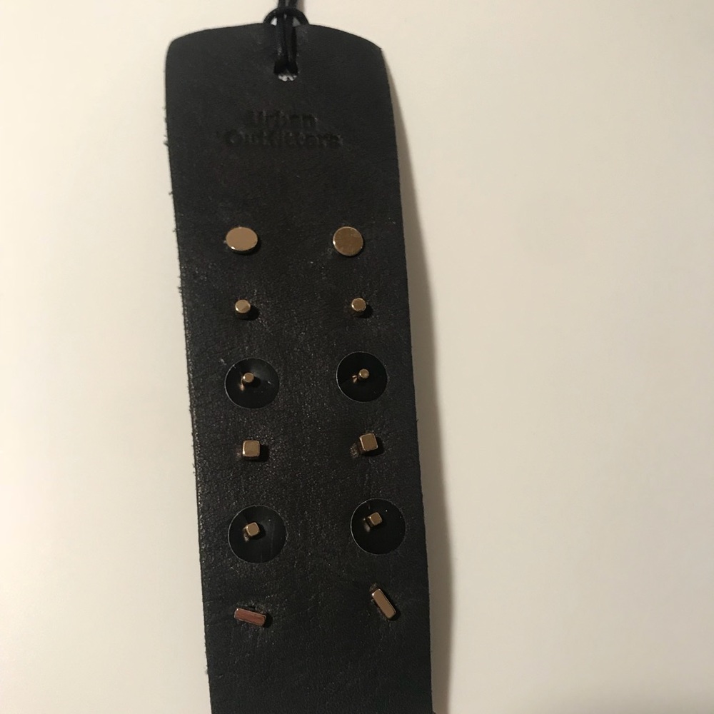 URBAN OUTFITTERS EARRINGS